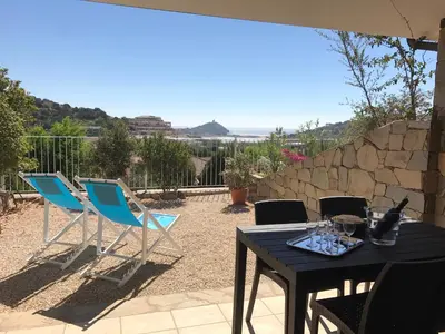 Vista generica sulle montagne o vista sulle montagne dall'interno della casa vacanze