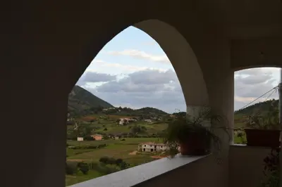 Vista generica sulle montagne o vista sulle montagne dall'interno dell'agriturismo