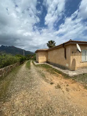 Vista generica sulle montagne o vista sulle montagne dall'interno della villa