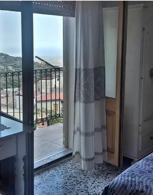Vista generica sulle montagne o vista sulle montagne dall'interno del bed & breakfast