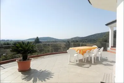 Vista generica sulle montagne o vista sulle montagne dall'interno dell'appartamento