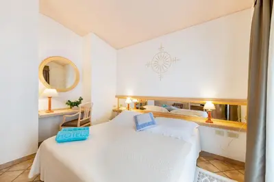 Letto o letti in una camera di Sant'Elmo Beach Hotel