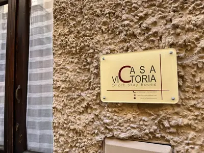 Certificato, attestato, insegna o altro documento esposto da Casa Victoria IUN Q5032