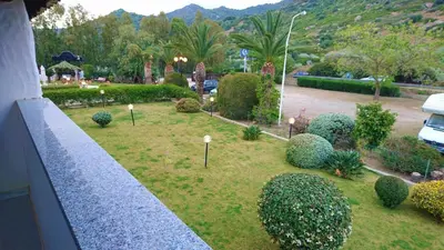 Vista generica sulle montagne o vista sulle montagne dall'interno dell'hotel