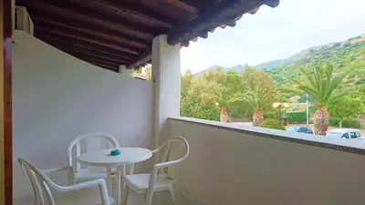 Vista generica sulle montagne o vista sulle montagne dall'interno dell'hotel