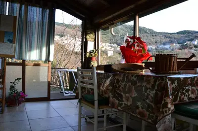 Vista generica sulle montagne o vista sulle montagne dall'interno della villa