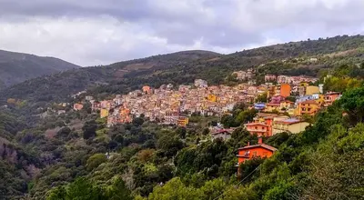 Vista generica sulle montagne o vista sulle montagne dall'interno della casa vacanze