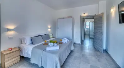 Letto o letti in una camera di IzzHome Cozy Sunflowers