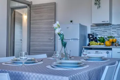 Cucina o angolo cottura di IzzHome Cozy Sunflowers