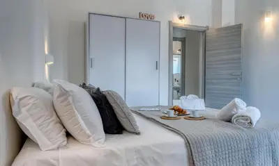 Letto o letti in una camera di IzzHome Cozy Sunflowers