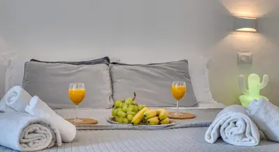 Letto o letti in una camera di IzzHome Cozy Sunflowers