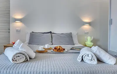 Letto o letti in una camera di IzzHome Cozy Sunflowers