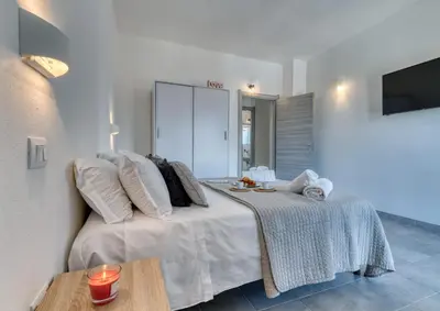 Letto o letti in una camera di IzzHome Cozy Sunflowers