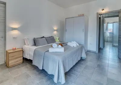 Letto o letti in una camera di IzzHome Cozy Sunflowers