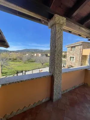 Vista generica sulle montagne o vista sulle montagne dall'interno dell'appartamento