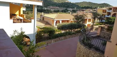 Vista generica sulle montagne o vista sulle montagne dall'interno della casa vacanze
