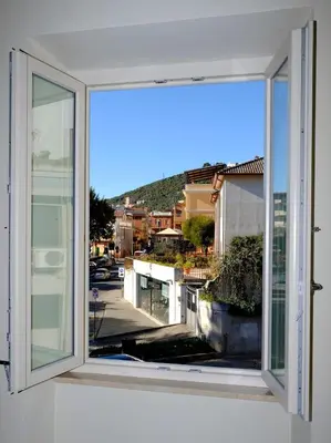 Vista generica sulle montagne o vista sulle montagne dall'interno del bed & breakfast