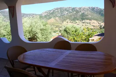 Vista generica sulle montagne o vista sulle montagne dall'interno della villa