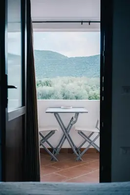 Vista generica sulle montagne o vista sulle montagne dall'interno dell'affittacamere