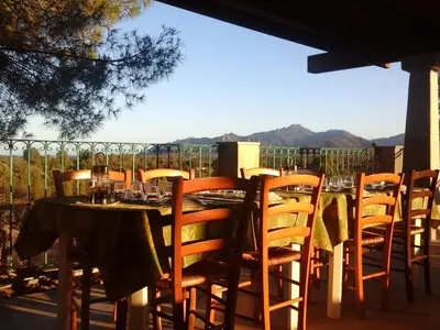 Vista generica sulle montagne o vista sulle montagne dall'interno dell'agriturismo