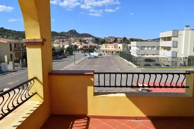 Vista generica sulle montagne o vista sulle montagne dall'interno dell'appartamento