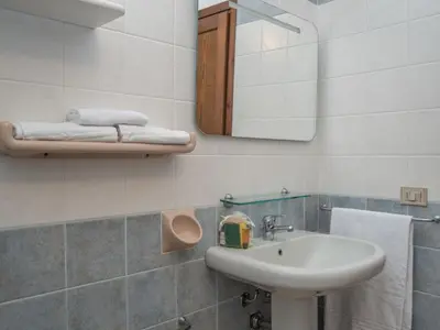 Bagno di Holiday Home Residence Delphino - REI253 by Interhome