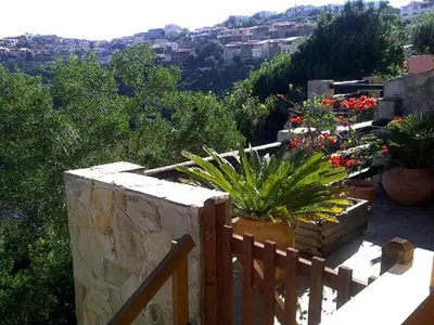 Vista generica sulle montagne o vista sulle montagne dall'interno della casa vacanze