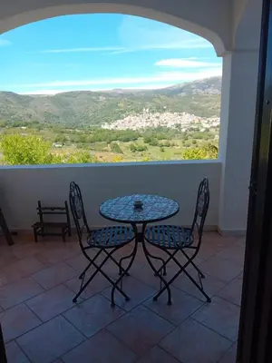 Vista generica sulle montagne o vista sulle montagne dall'interno del bed & breakfast