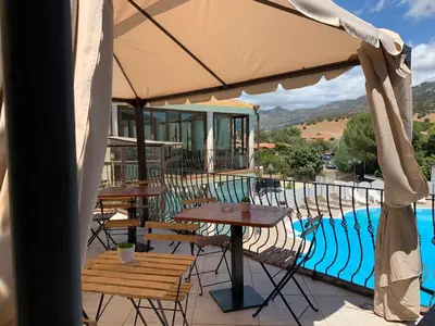 Vista generica sulle montagne o vista sulle montagne dall'interno dell'hotel