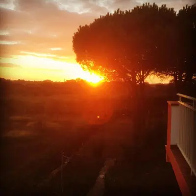 Alba o tramonto visti dall'interno dell'affittacamere o dai dintorni