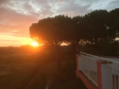 Alba o tramonto visti dall'interno dell'affittacamere o dai dintorni