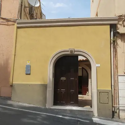 Facciata o entrata di Casa dell'Artista singola e indipendente