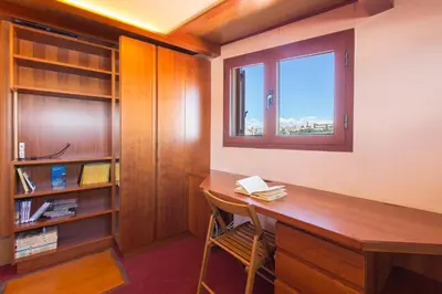 Biblioteca nella casa vacanze