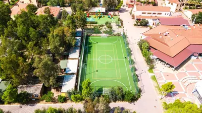 Attività di tennis o squash presso il villaggio turistico o nelle vicinanze