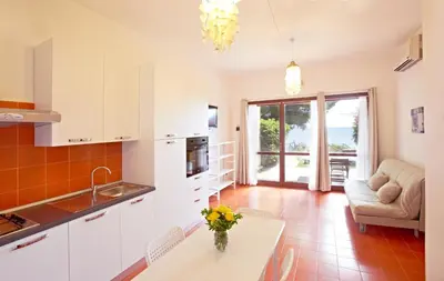 Cucina o angolo cottura di Pinus Village Sea Front Apartment