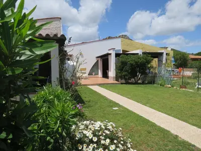 Giardino di Holiday Home Mirto Marino - REI410 by Interhome