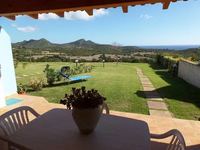 Vista generica sulle montagne o vista sulle montagne dall'interno della casa vacanze
