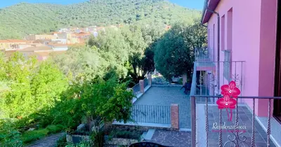 Vista generica sulle montagne o vista sulle montagne dall'interno dell'aparthotel