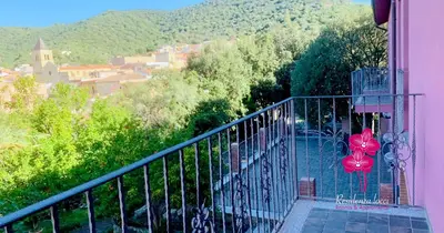 Vista generica sulle montagne o vista sulle montagne dall'interno dell'aparthotel