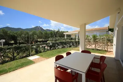Vista generica sulle montagne o vista sulle montagne dall'interno dell'aparthotel