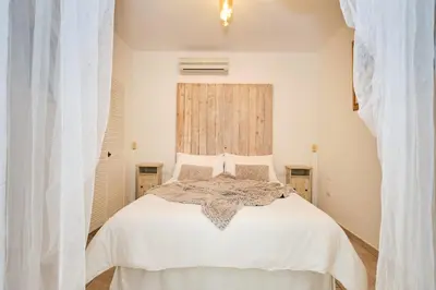 Letto o letti in una camera di La Villetta Adults Only con giardino a Pula
