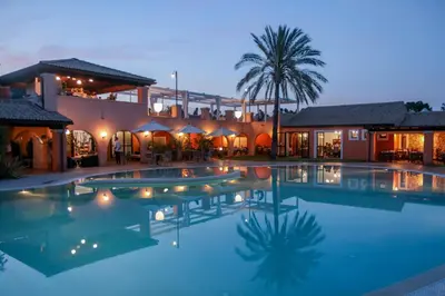 Piscina di Alma Resort o nelle vicinanze