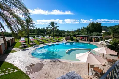 Piscina di Alma Resort o nelle vicinanze