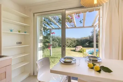 Giardino di Villa Ginestra con piscina e giardino privato a 500 mt dal mare