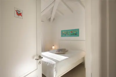 Letto o letti in una camera di Villa Ginestra con piscina e giardino privato a 500 mt dal mare