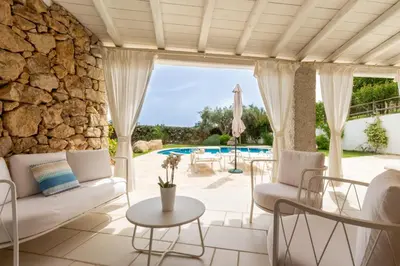 Area soggiorno di Villa Ginestra con piscina e giardino privato a 500 mt dal mare