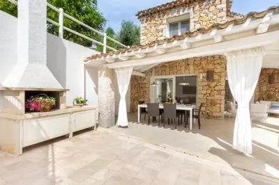 Balcone o terrazza di Villa Ginestra con piscina e giardino privato a 500 mt dal mare