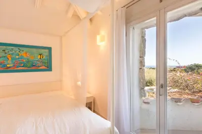 Letto o letti in una camera di Villa Ginestra con piscina e giardino privato a 500 mt dal mare