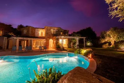 Piscina di Villa Ginestra con piscina e giardino privato a 500 mt dal mare o nelle vicinanze
