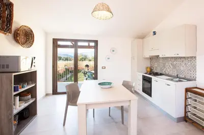 Cucina o angolo cottura di Villino Enzo 350 mt Baia di Porto Frailis